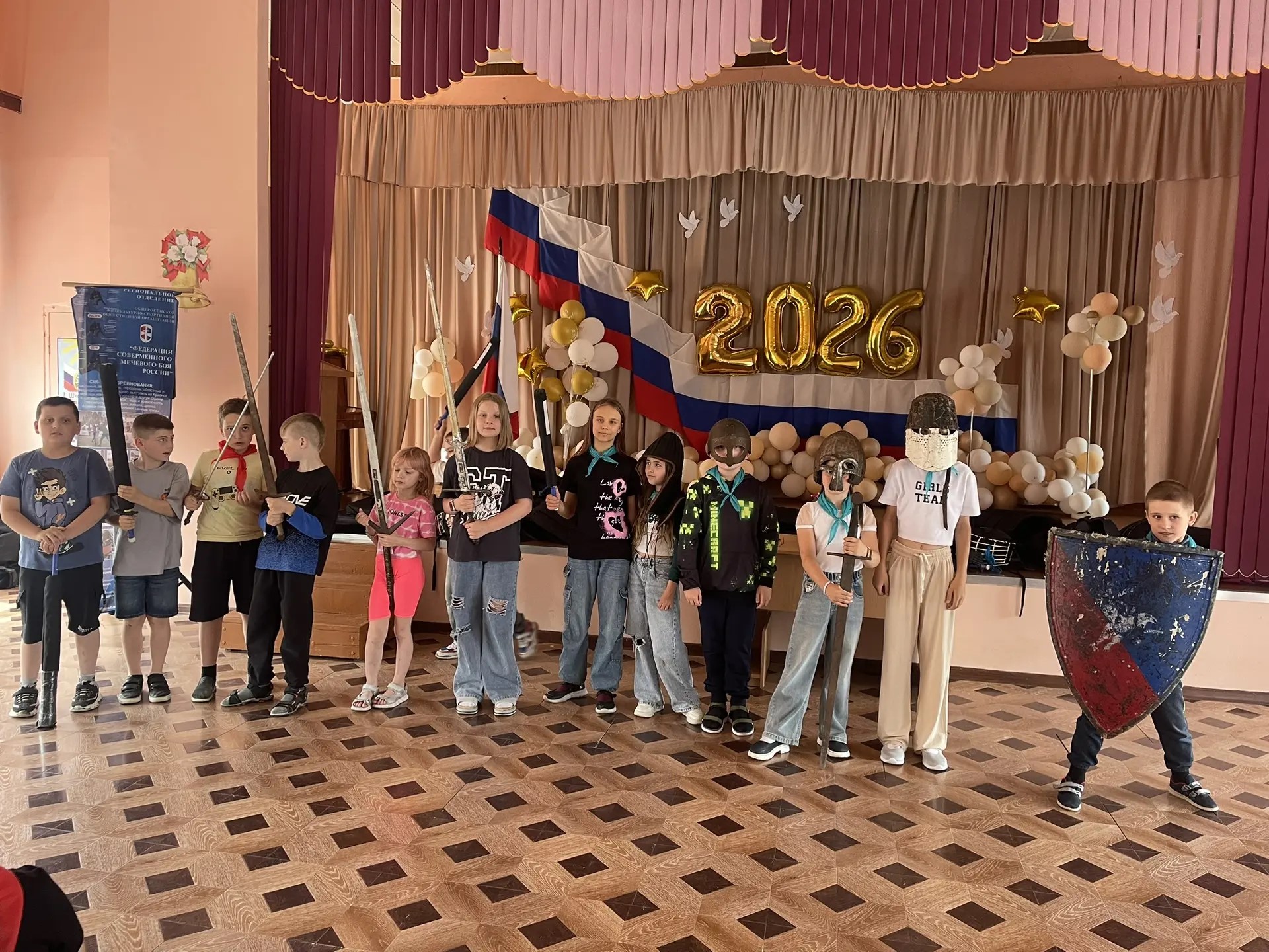 ⚔ 15 июня для учащихся школы №14 города Брянска, посещающих летний лагерь, прошёл мастер-класс по современному мечевому бою. Альбом мерприятия : https://vk.com/album-105271505_311333946 В рамках мероприятия ребята познакомились с историей вооружения и защитного снаряжения разных эпох. Для участников была организована небольшая историческая выставка, где можно было не только увидеть представленные экспонаты, но и узнать интересные факты об их назначении и использовании. Особый интерес у школьников вызвала практическая часть программы. После знакомства с историей ребята смогли примерить спортивную экипировку современного мечевого боя и принять участие в безопасных тренировочных поединках под руководством инструкторов БРО ОФСОО ФСМБР. Мастер-класс позволил участникам почувствовать себя настоящими бойцами, получить новые впечатления и познакомиться с одним из самых зрелищных и безопасных видов спортивных единоборств. Благодарим администрацию школы №14 за приглашение, а ребят — за активность, любознательность и отличное настроение! До новых встреч на наших мероприятиях! ⚔🛡 🌐 Сайт: brofsmb.ru 📱 Группа ВК: vk.com/brofsmbru 📞 Контактный телефон: +7 996 476-43-59 #brofsmbru #ФСМБ #современныймечевойбой #смб #смбратсво #спорт #спортивнаясекция #Брянск